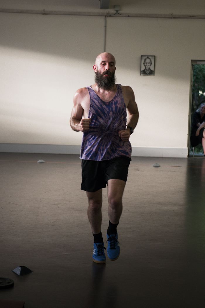 Un adhérent en plein effort pendant un format cardio